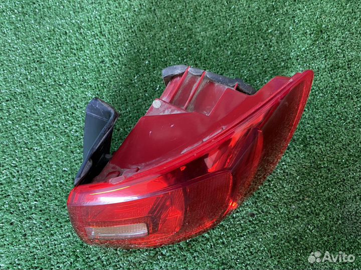 Фонарь задний правый Volkswagen Jetta (NF) VI (201