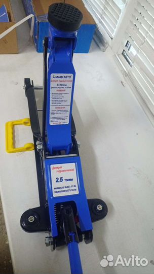 Домкрат Маяк 1625 высота 400мм 2,5 тонны подкатной