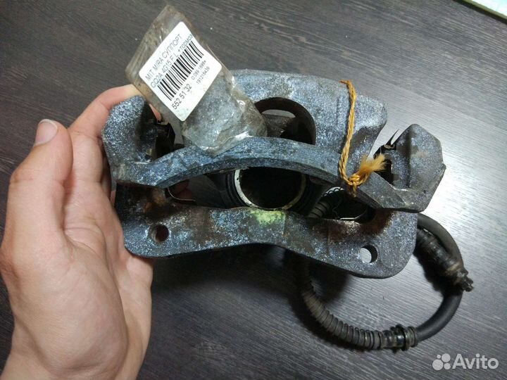 Суппорт левый Mitsubishi Dingo 1998-2002 CQ2A 4G93