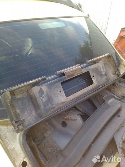 Накладка задней крышки багажника Ауди 100 с3