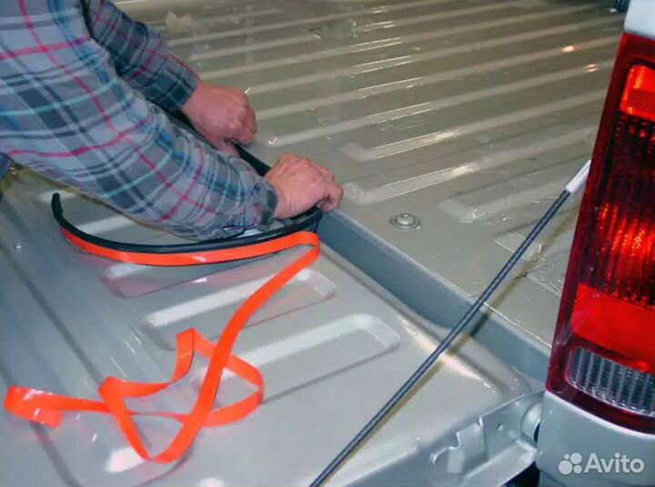 Уплотнитель заднего борта пикапа