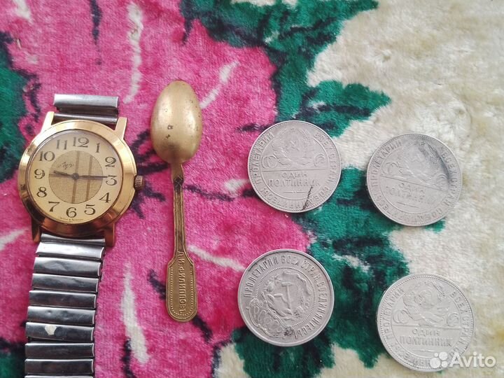 Часы, ложка, монеты