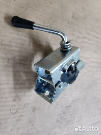 Хомут для опорного колеса стойки