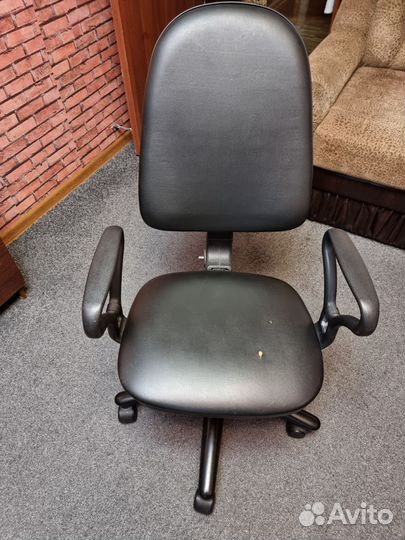 Офисное кресло