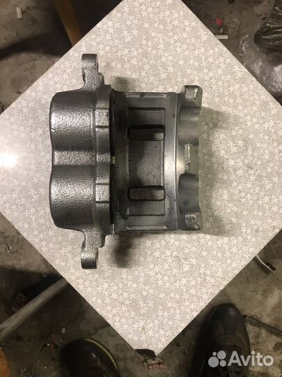 Суппорт передний Шевроле Каптива Опель Антара