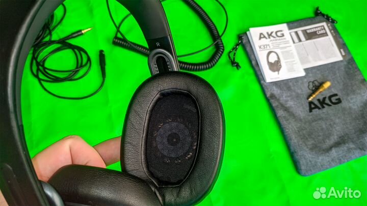 AKG K371