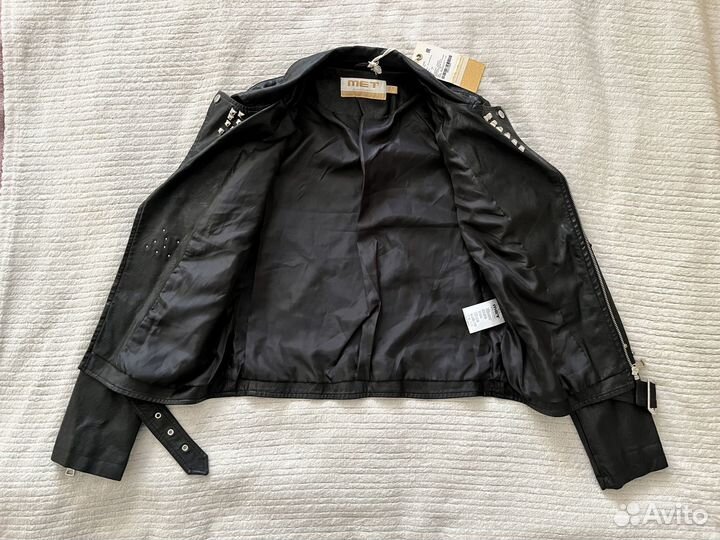 Чёрная куртка-косуха с клёпками бренда 