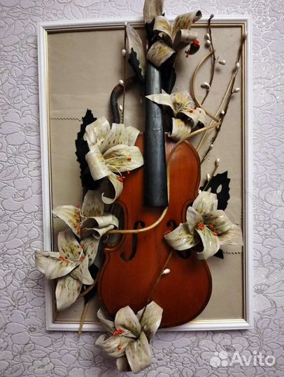 Панно Скрипка с лилиями