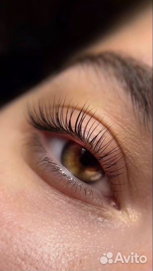 Модель на наращивание и ламинирование ресниц