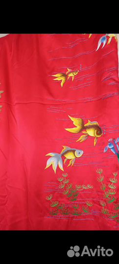 Красное шёлковое покрывало с вышивкой