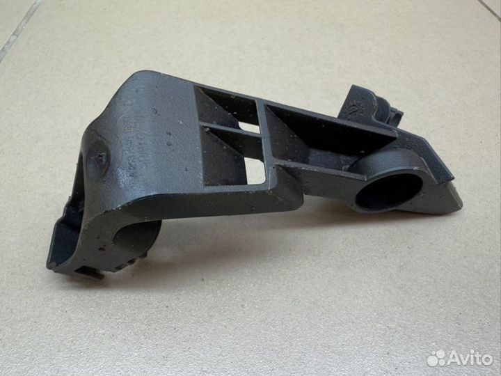 Кронштейн правый Mercedes-Benz E W213 2.0 OM