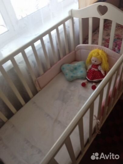 Детская кроватка с маятником