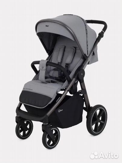 Коляска прогулочная с накидкой на ножки