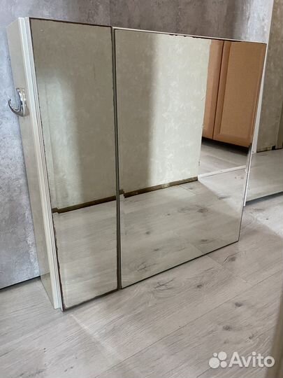 Шкаф с зеркалом для ванной комнаты