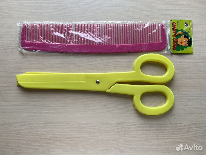Игрушечные ножницы и расческа