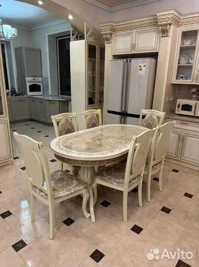 Стол и стулья в гостиную. В наличии