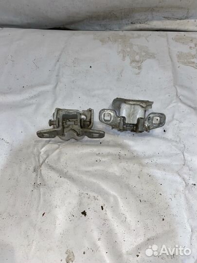 Renault Logan 05- Петли задней правой двери 400