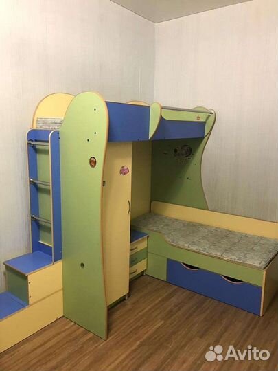 Двухъярусная кровать и шкаф