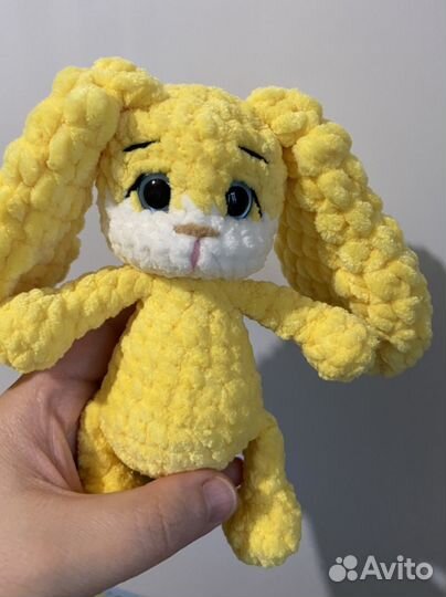Вязаные игрушки зайка желтый