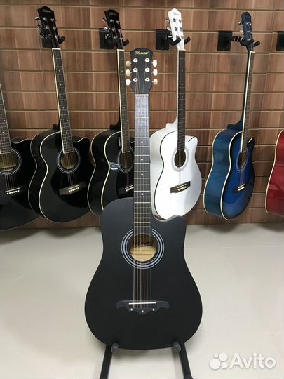 Акустическая гитара матового цвета