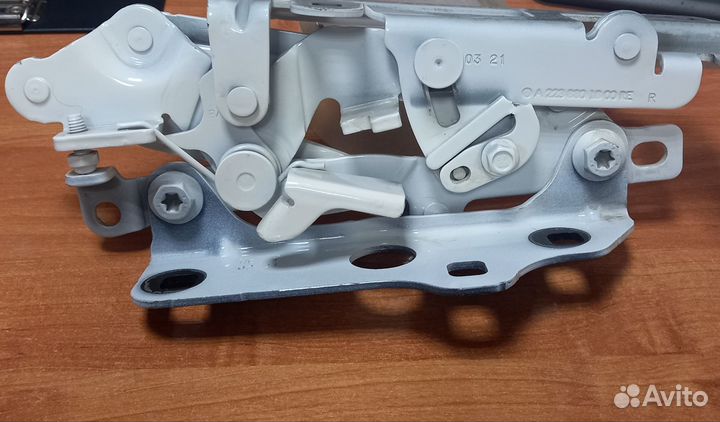 Петля капота правая Mercedes S W223