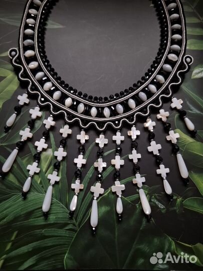 Колье сутажное с перламутром и шпинелью