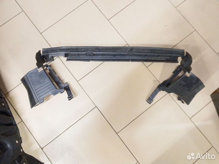 Дефлектор радиатора Mercedes W211 A2115050630