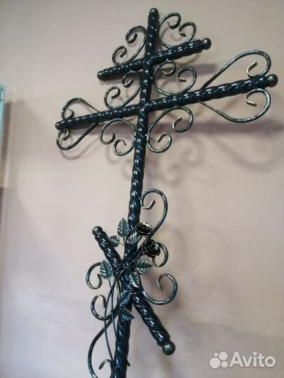 Крест кованный на кладбище
