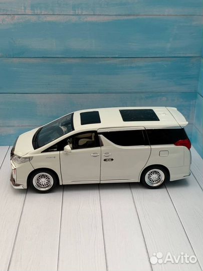 Модель Toyota Alphard 1:18 металл