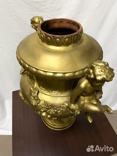 Две антикварные вазы с ангелами