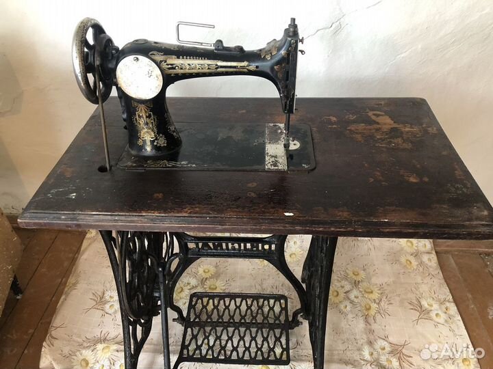 Старинная швейная машинка Кайзер