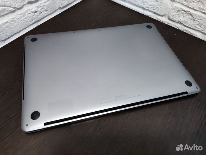 Apple MacBook Pro 2018 Core i7/555X/16гб/Retina