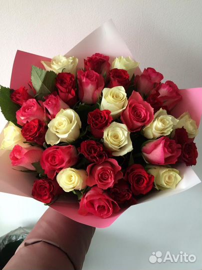 Яркий букет из кенийских роз