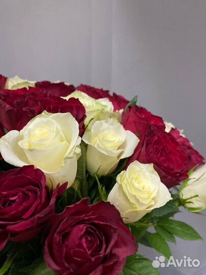 Букет из 45 красных и белых роз 40 см