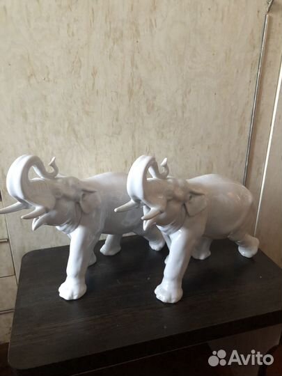 Слон фарфоровый