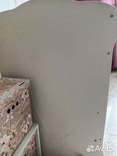 Детская кроватка с маятником белая