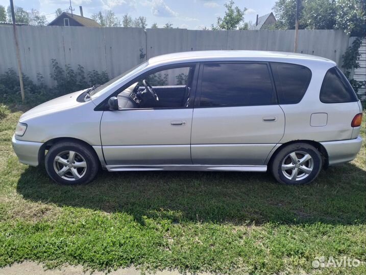Toyota Ipsum 2.0 AT, 1997, битый, 389 000 км