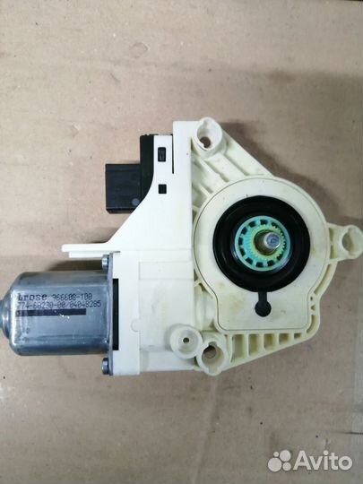 Мотор стеклоподъемника Skoda Yeti