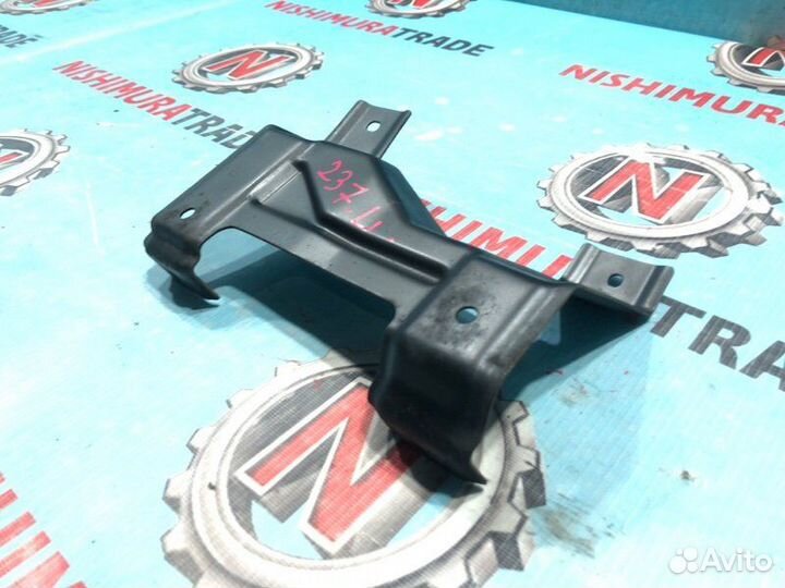 Крепление бампера переднее левое Mitsubishi Pajero