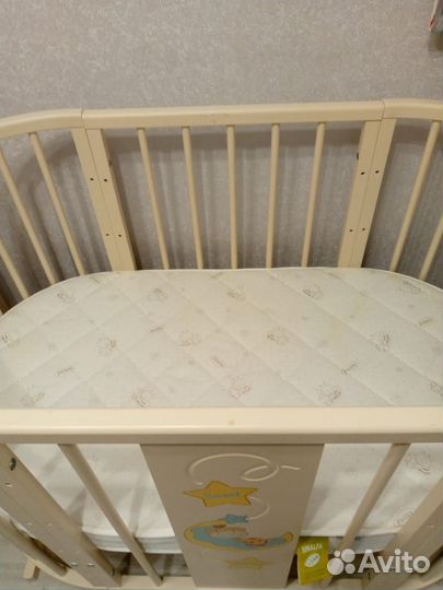 Детская кроватка с продольным маятником