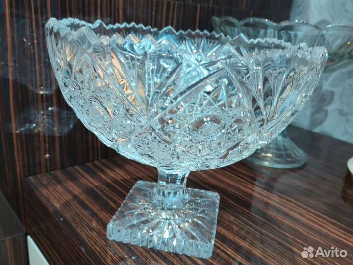 Ваза для фруктов на ножке