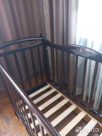 Детская кроватка с маятником и ящиком