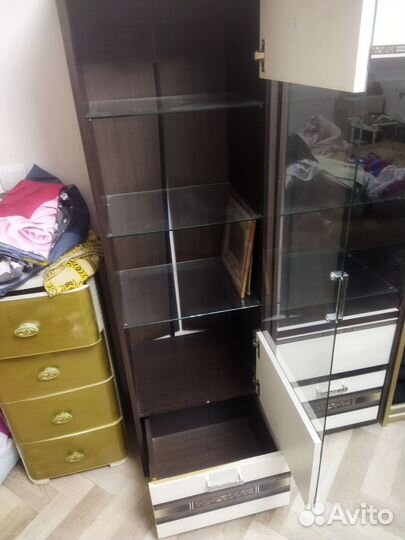 Шкаф распашной с полками