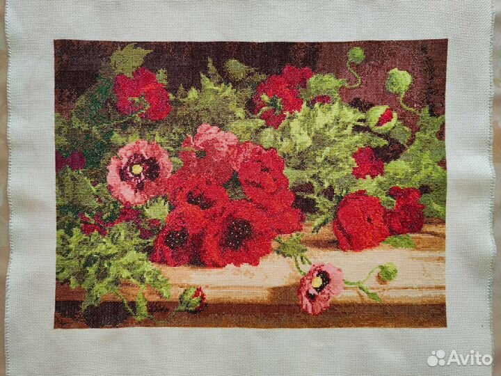 Картина вышитая крестом Маки на столе