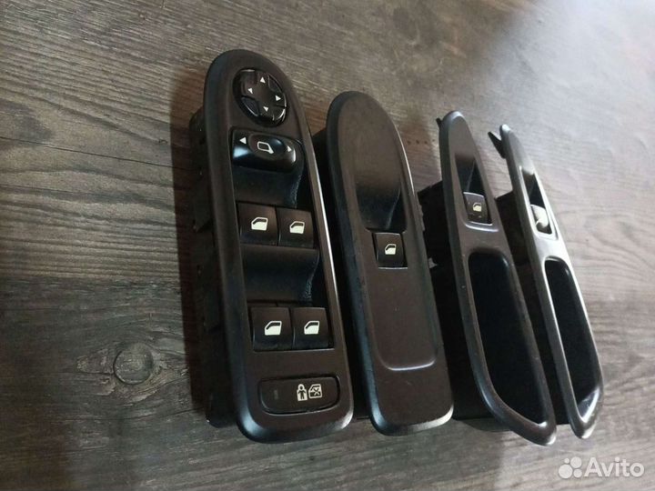Кнопки стеклоподъемников Пежо 308