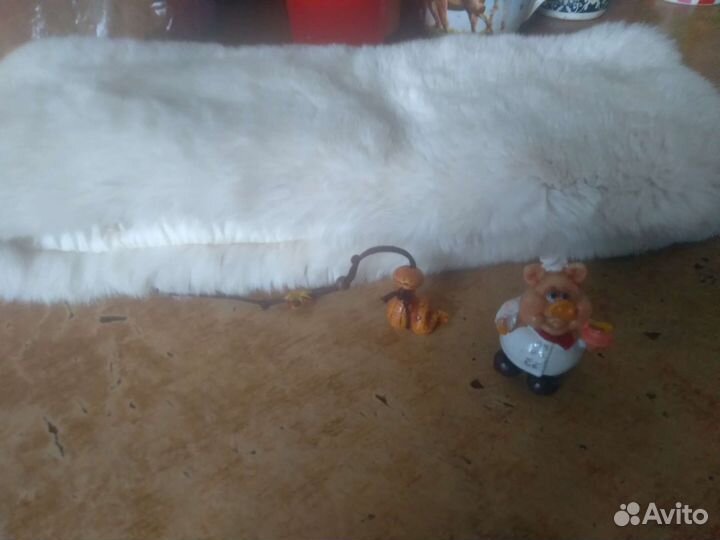 Мех от куртки и статуэтки