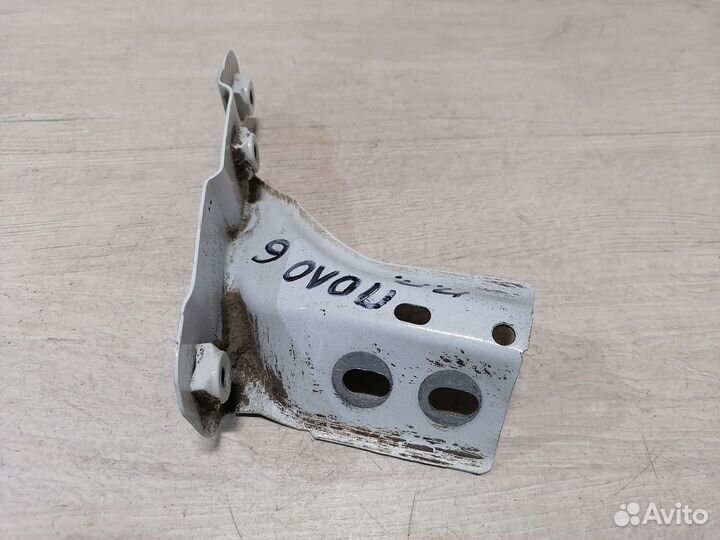 Кронштейн переднего крыла правый Volkswagen Polo 5