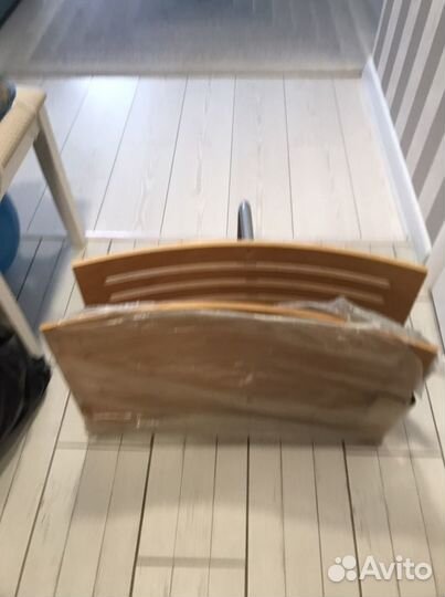 Полка настенная для головных уборов