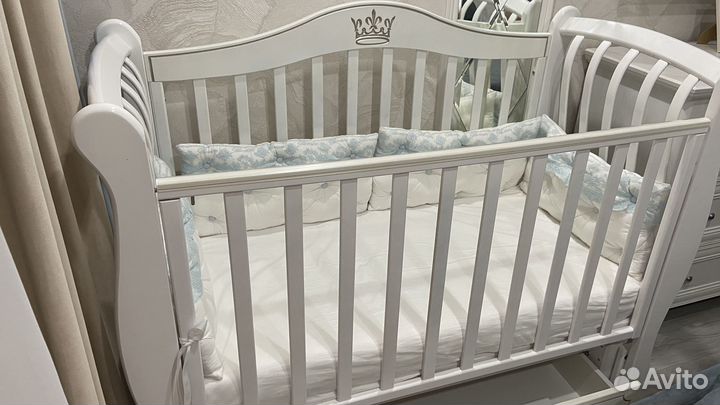 Детская кроватка с маятником и ящиком