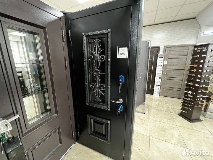 Входная дверь Венеция со стеклопакетом и ковкой